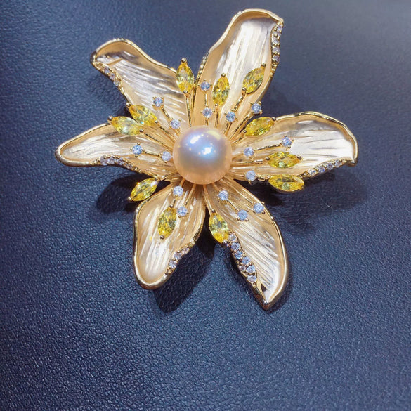 Wholesale Fresh Water Pearl And Copper Brooch With Matte Gold Plated Fashionable Flower Design For Women