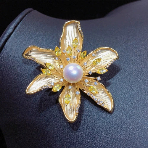 Wholesale Fresh Water Pearl And Copper Brooch With Matte Gold Plated Fashionable Flower Design For Women