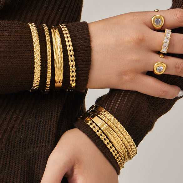 Wholesale Geometric Doublerow Heart Clasp Bracelet Set Electroplated With 18K Real Gold Stainless Steel Jewelry