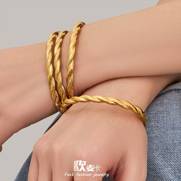 Wholesale Geometric Electroplated Stainless Steel Interlocking Buckle Bracelet For Women