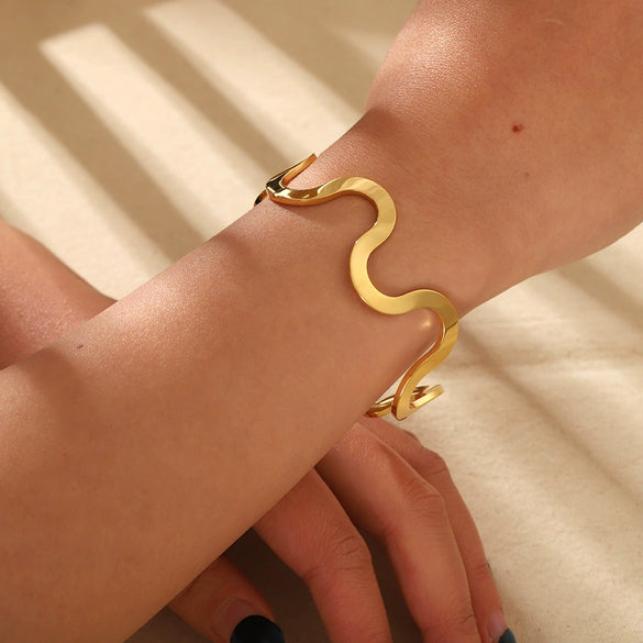 Wholesale Geometric Wavy Pattern Stainless Steel 18K Gold Plated Polished Jewelry Set For Women Necklace Bracelet