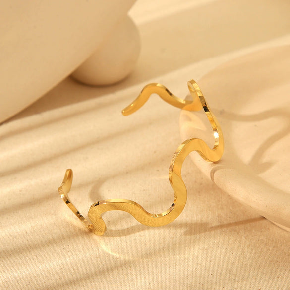Wholesale Geometric Wavy Pattern Stainless Steel 18K Gold Plated Polished Jewelry Set For Women Necklace Bracelet