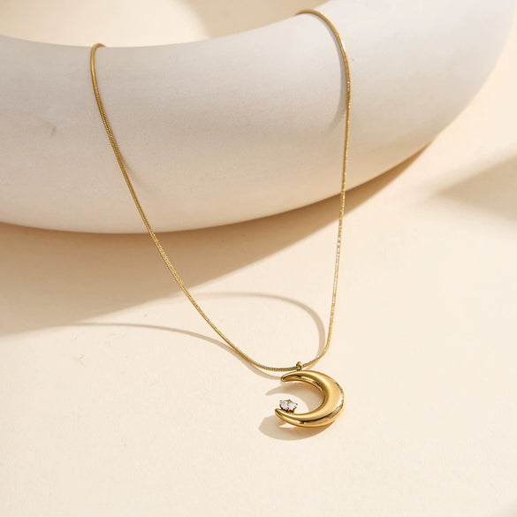 Wholesale Glowing Geometric Star And Moon Claw Diamond Light Luxury Electroplated Calendering Chain Necklace For Women