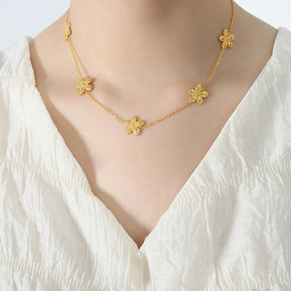 Wholesale Goldplated Daisy Flower Jewelry Set Of Necklace And Bracelet In Fresh Sweet Style Made Of Titanium Steel With Electroplating Treatment
