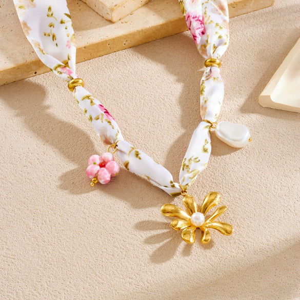 Wholesale Goldplated Stainless Steel Pendant Necklace With Leopard Print Small Floral And Heart Shape For Women