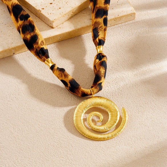 Wholesale Goldplated Stainless Steel Pendant Necklace With Leopard Print Small Floral And Heart Shape For Women