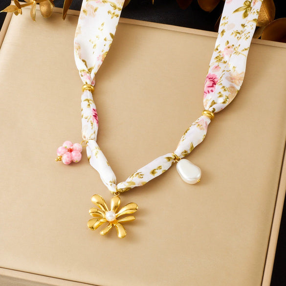 Wholesale Goldplated Stainless Steel Pendant Necklace With Leopard Print Small Floral And Heart Shape For Women