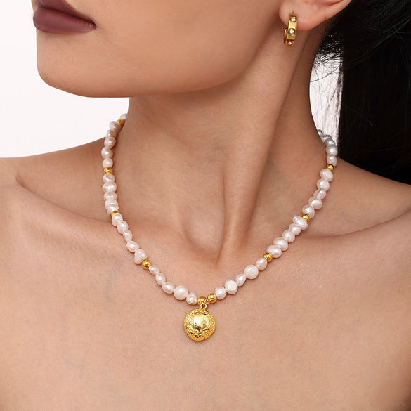 Wholesale Handmade Freshwater Pearl And Copper Plated Gold Collarbone Necklace With Geometric Pattern And Light Luxury Style