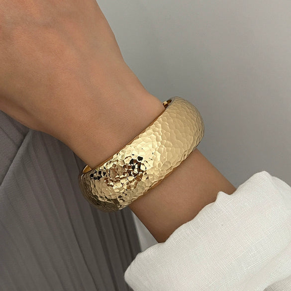 Wholesale Hip Hop Style Exaggerated Irregular Alloy Hammer Bracelet With Electroplating Processing