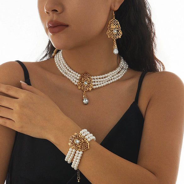 Wholesale Imitation Pearl Beaded Clavicle Necklace With Flower Pattern And Rhinestone Pendant In Retro Style For Women