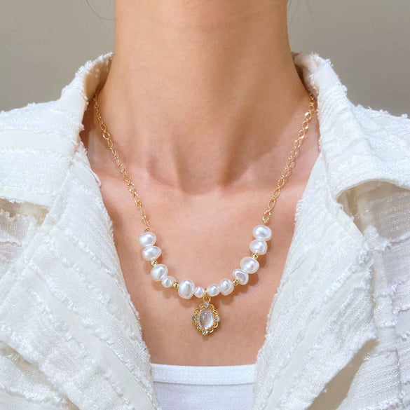 Wholesale Imitation Pearl Geometric Pendant Necklace With Electroplating Retro Elegant Style For Women