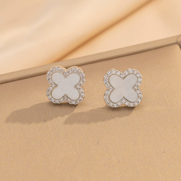 Wholesale Imitation Silver Fourleaf Clover Titanium Steel Necklace Pendant With Electroplating For Women Super Flash Full Diamond Temperament