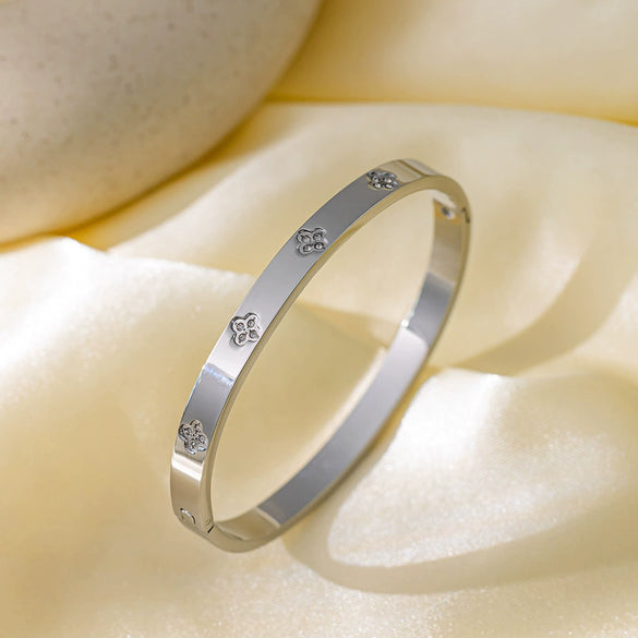 Wholesale Inlaid Diamond Fourleaf Clover Buckle Titanium Steel 18K Electroplated Bracelet
