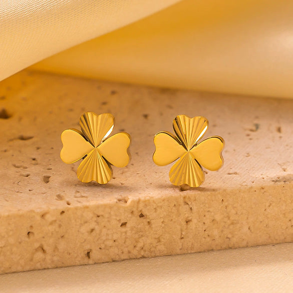 Wholesale Ins Style Women's Jewelry Titanium Steel Necklace With Clover Pendant And Plants And Flowers Pattern Electroplated Design