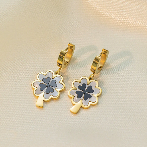 Wholesale Ins Style Women's Jewelry Titanium Steel Necklace With Clover Pendant And Plants And Flowers Pattern Electroplated Design
