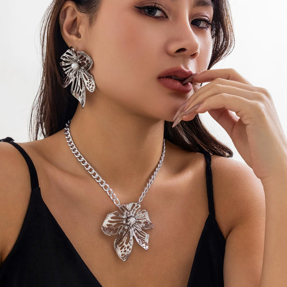 Wholesale Jewelry Alloy Geometric And Flower Patterned Hollow Necklace With Electroplating For Women In Ins Style