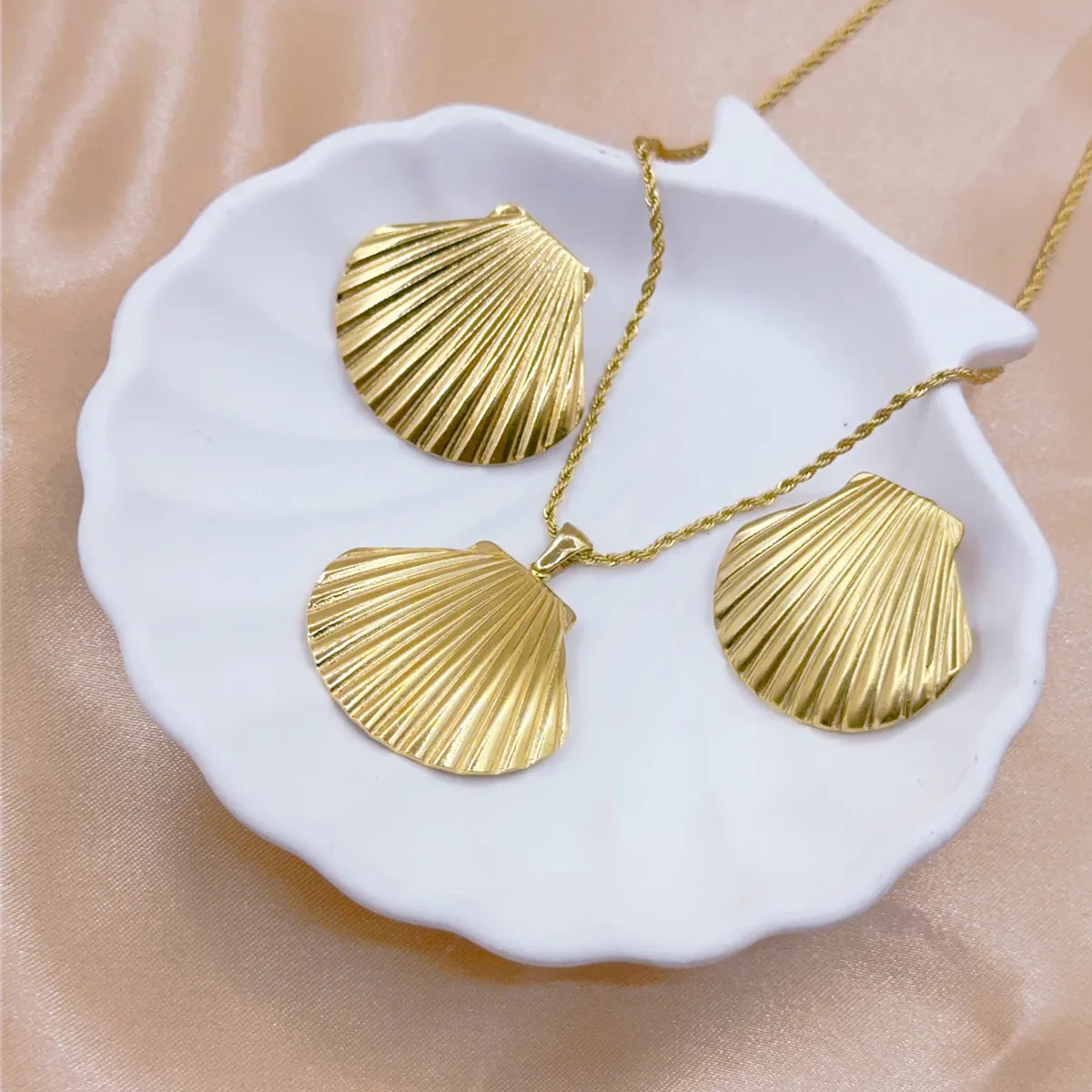 Wholesale Jewelry Beach Classic Style Shell 201 Stainless Steel 304 Stainless Steel 18K Gold Plated Irregular Stamping Earrings Necklace Jewelry Set