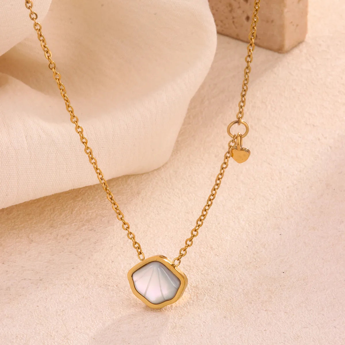 Wholesale Jewelry Beach Simple Style Heart Shape Shell 304 Stainless Steel Shell 18K Gold Plated Plating Inlay Pendant Necklace