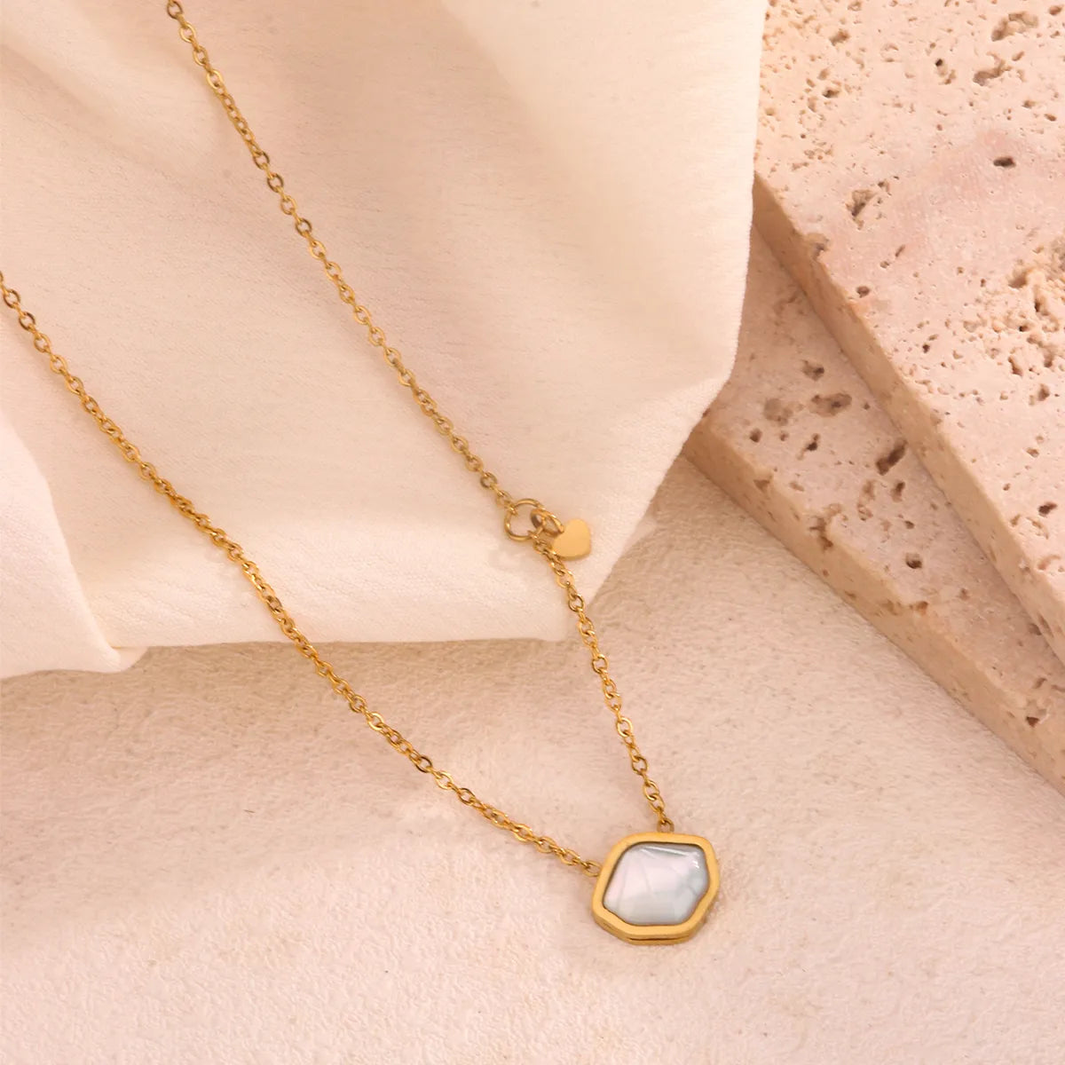 Wholesale Jewelry Beach Simple Style Heart Shape Shell 304 Stainless Steel Shell 18K Gold Plated Plating Inlay Pendant Necklace