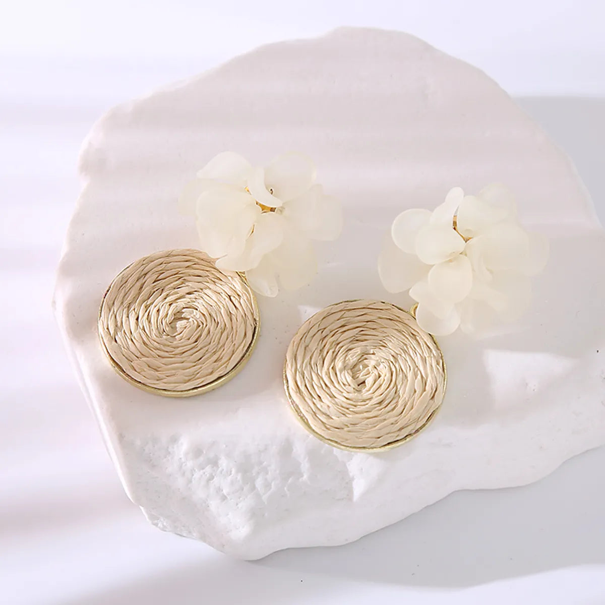 1 Pair Elegant Cute Round Flower Braid Raffia Resin Drop Earrings