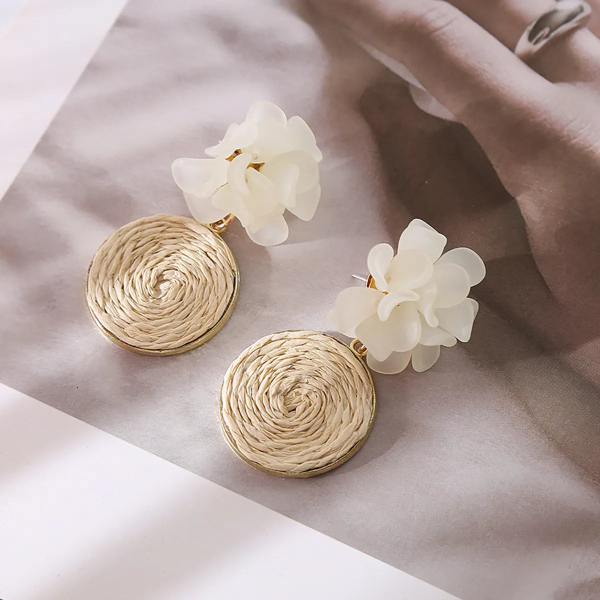 1 Pair Elegant Cute Round Flower Braid Raffia Resin Drop Earrings