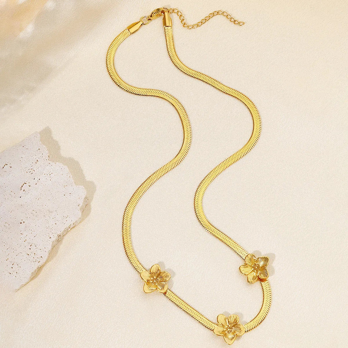 Wholesale Jewelry Elegant Flower 304 Stainless Steel 18K Gold Plated Necklace