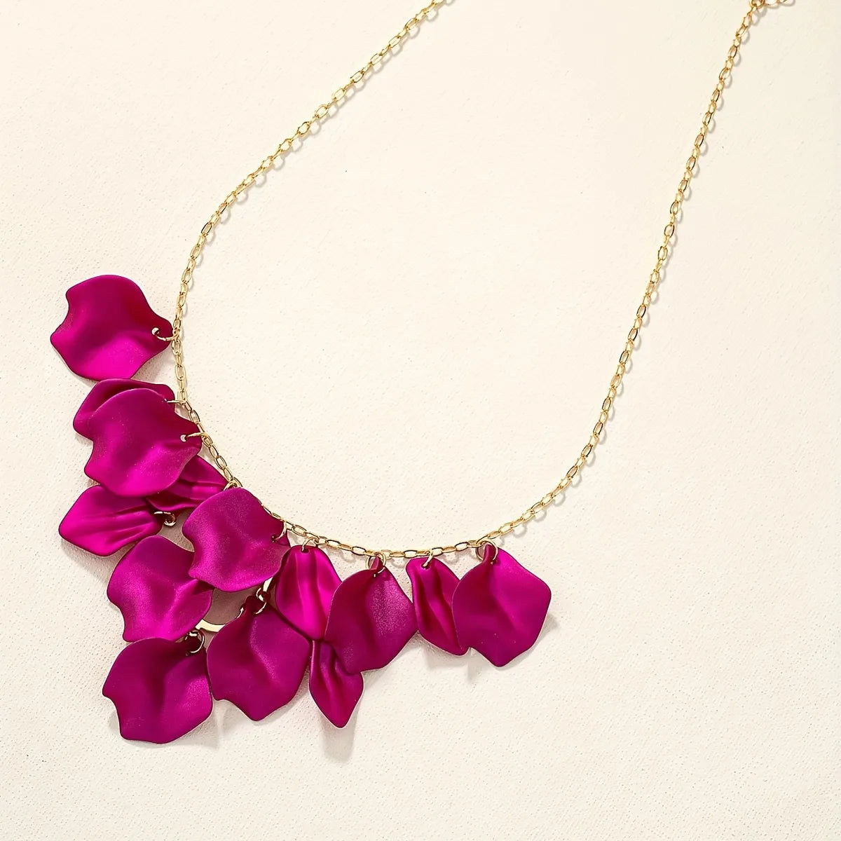 Wholesale Jewelry Elegant Lady Sweet Petal Alloy Plastic Pendant Necklace