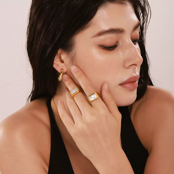 Wholesale Jewelry Geometric White Seashell Stainless Steel Ring With 18K Gold Plating