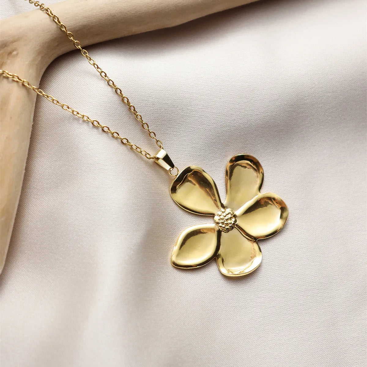 Wholesale Jewelry IG Style French Style Flower 304 Stainless Steel 18K Gold Plated Pendant Necklace