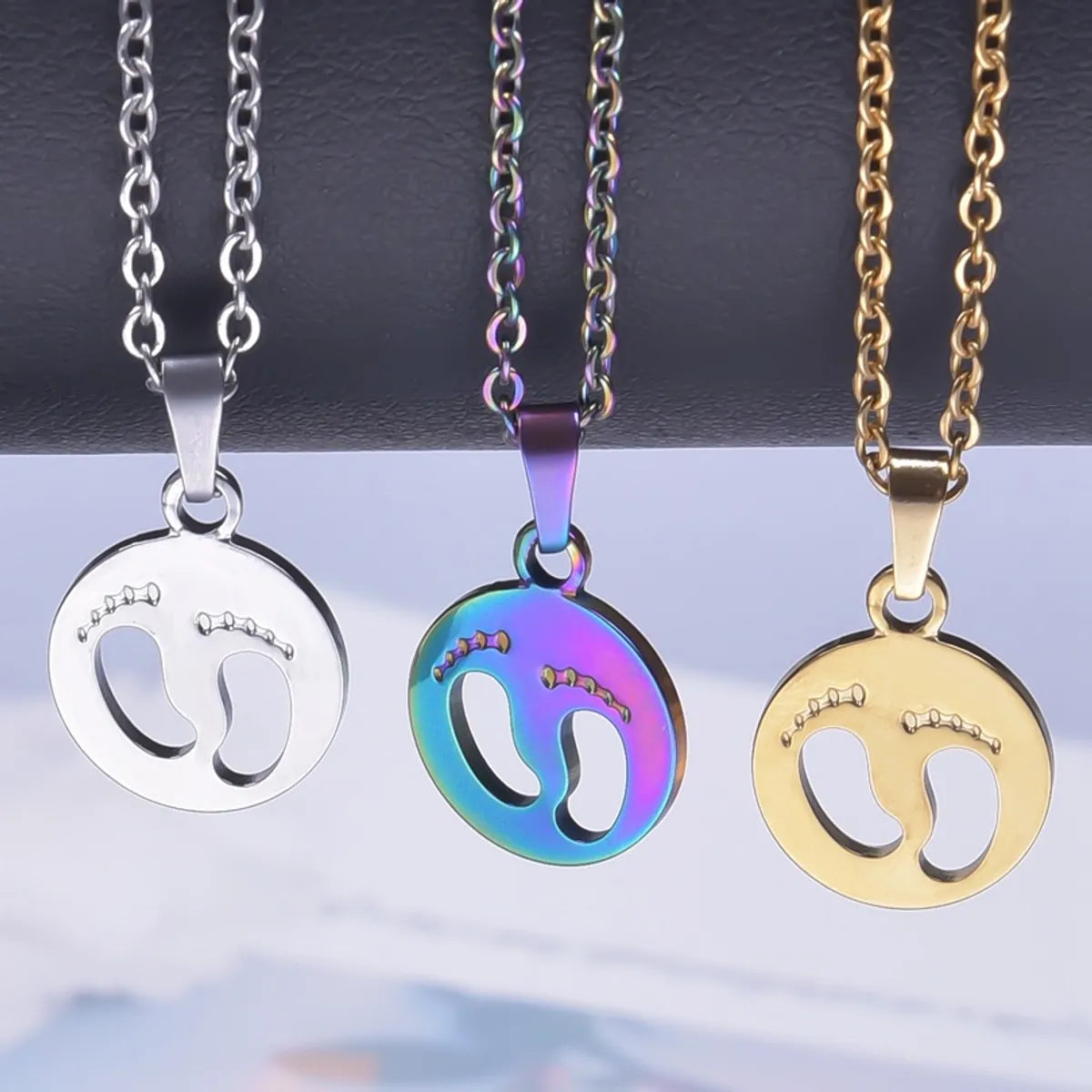 Wholesale Jewelry IG Style Simple Style Round Footprint 304 Stainless Steel 18K Gold Plated Hollow Out Pendant Necklace Necklace Pendant