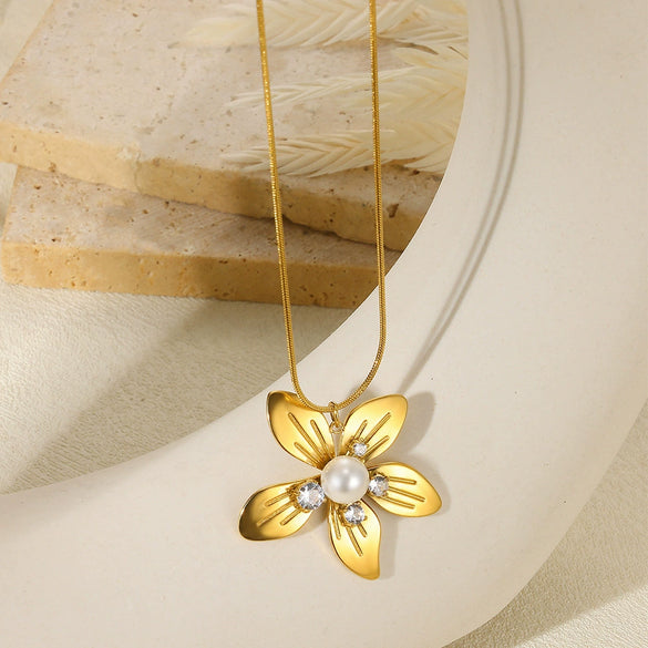 Wholesale Jewelry Medieval Style Imitation Pearl And Stainless Steel Flower Necklace With Electroplating Twist Chain For Women