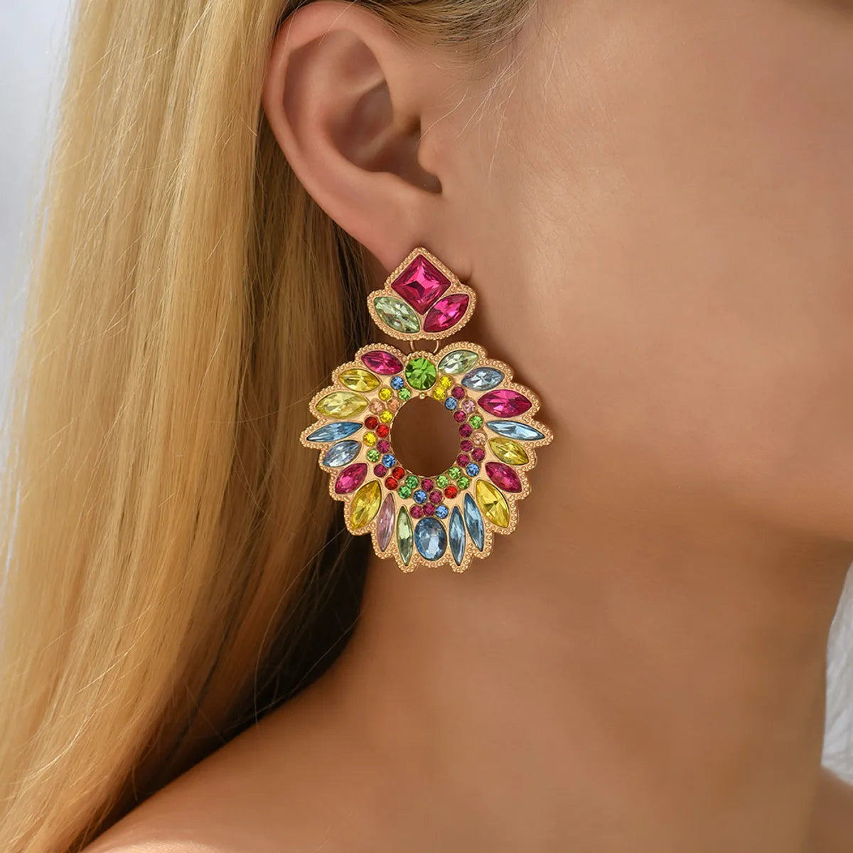 1 Pair Retro Exaggerated Geometric Plating Hollow Out Inlay Zinc Alloy Rhinestones Drop Earrings