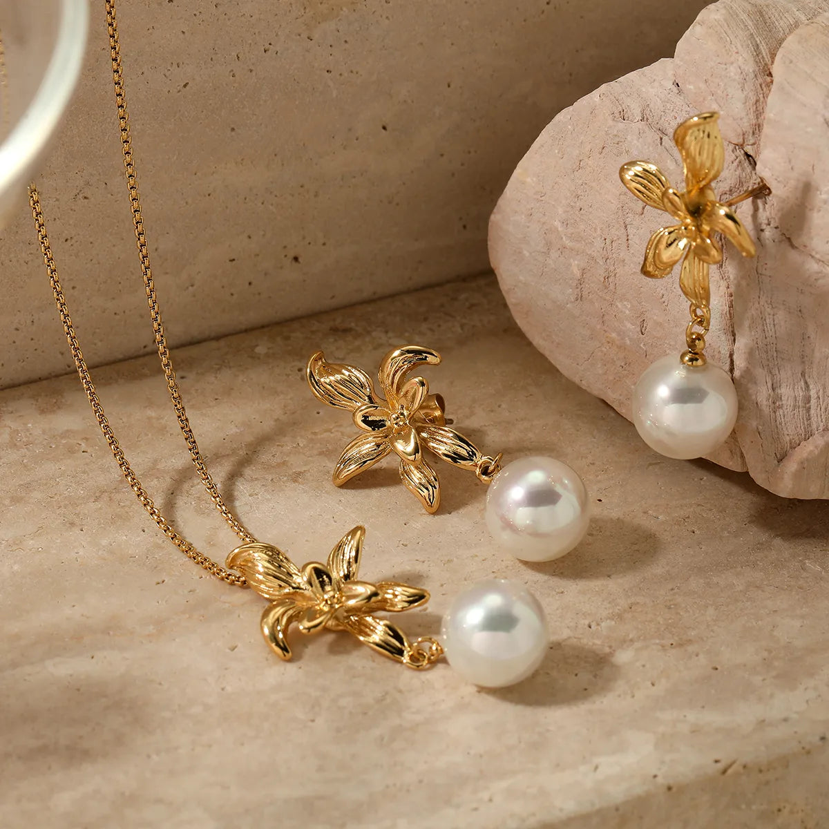 Wholesale Jewelry Simple Style Artistic Flower 304 Stainless Steel Pearl 16K Gold Plated White Gold Plated Gold Plated Inlay Jewelry Set