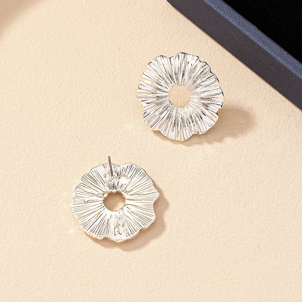 1 Pair Simple Style Classic Style Commute Circle Plating Alloy Ferroalloy 14k Gold Plated Silver Plated Ear Studs