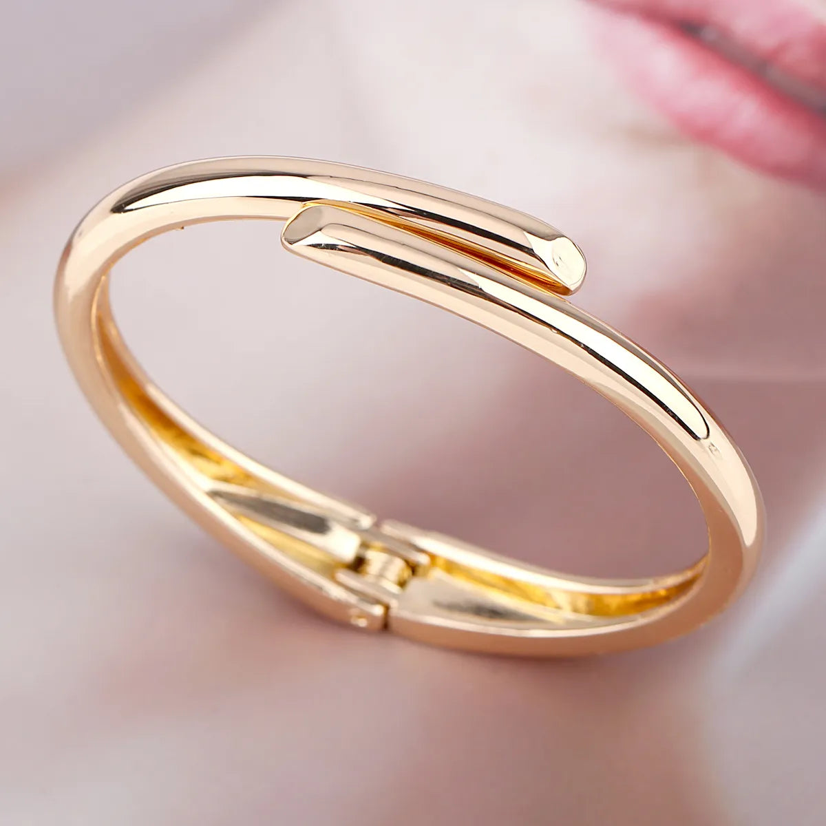 Simple Style Classic Style Solid Color Gold Plated Alloy Wholesale Bangle