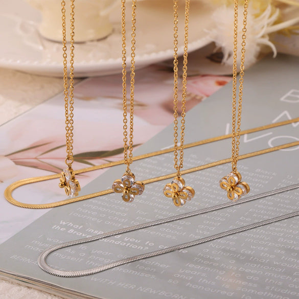 Wholesale Jewelry Simple Style 316L Stainless Steel Blade Chain Fourleaf Clover Inlaid Zircon Pendant Goldplated Necklace With Geometric Pattern