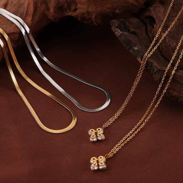 Wholesale Jewelry Simple Style 316L Stainless Steel Blade Chain Fourleaf Clover Inlaid Zircon Pendant Goldplated Necklace With Geometric Pattern