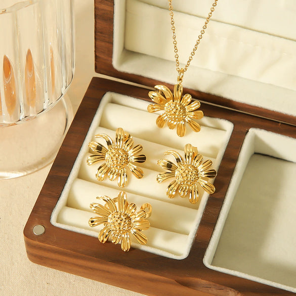 Wholesale Jewelry Stainless Steel Flower Pattern Electroplated Necklace Pendant Earrings Ring Set