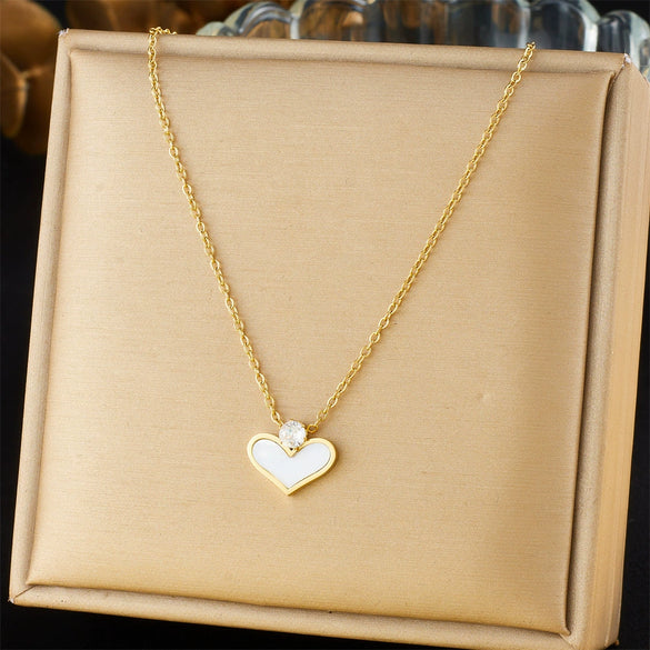 Wholesale Jewelry Stainless Steel Goldplated Love Pendant Necklace With Heart Shape Simple Fresh Style