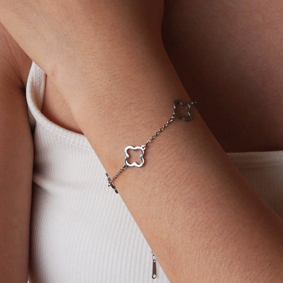 Wholesale Jewelry Suit With Hollow Four Leaf Clover Ring And Earrings In Fashion Style Made Of Stainless Steel With Flower Pattern And Electroplating Treatment