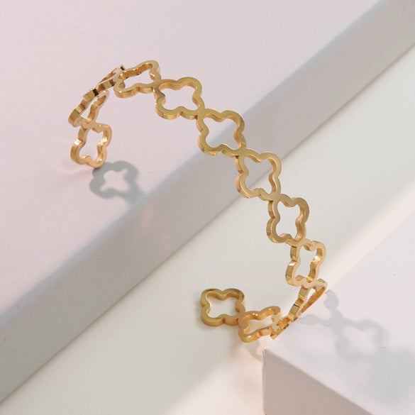 Wholesale Jewelry Suit With Hollow Four Leaf Clover Ring And Earrings In Fashion Style Made Of Stainless Steel With Flower Pattern And Electroplating Treatment