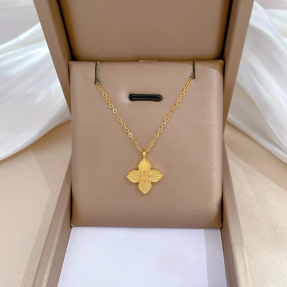 Wholesale Jewelry Sweet Classic Style Commute Four Leaf Clover Titanium Steel Gold Plated Pendant Necklace