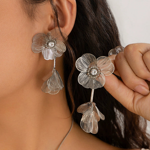 Wholesale Jewelry Sweet Cool Ginkgo Leaf Tassel Three Dimensional Flower Necklace For Women Copper Snake Bone Chain