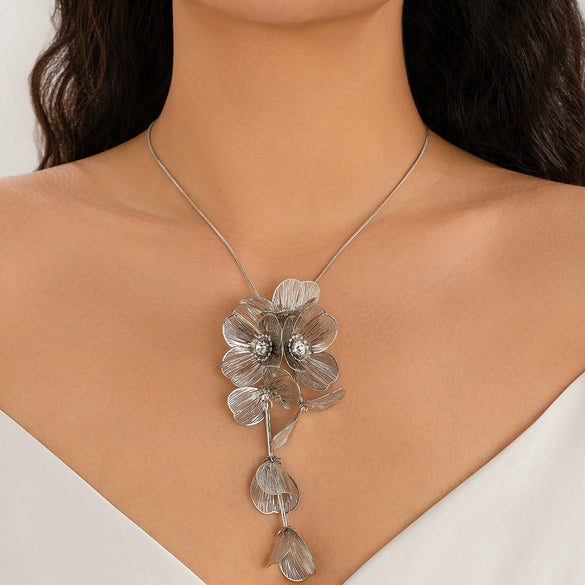 Wholesale Jewelry Sweet Cool Ginkgo Leaf Tassel Three Dimensional Flower Necklace For Women Copper Snake Bone Chain