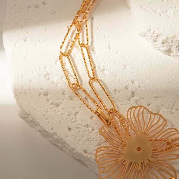 Wholesale Jewelry Sweet Hollow Flower Stainless Steel Gold Plated Necklace