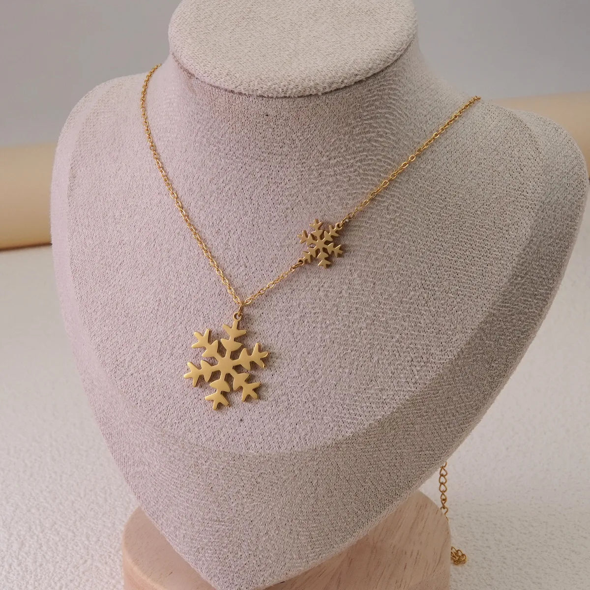 Wholesale Jewelry Sweet Simple Style Christmas Tree Snowflake 304 Stainless Steel 18K Gold Plated Plating Pendant Necklace