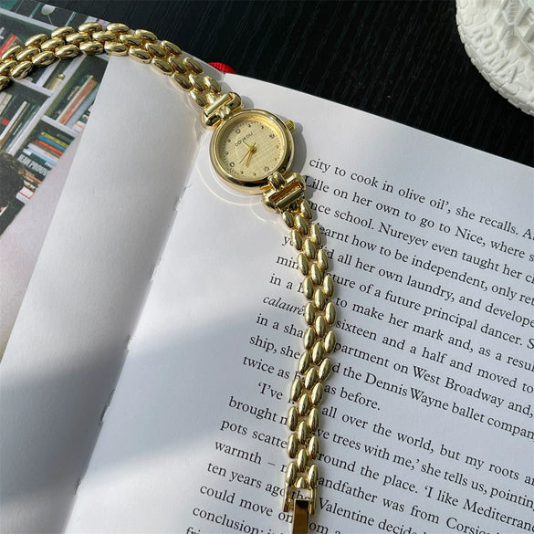 Wholesale Ladies Fashion Round Quartz Watch With Alloy Case And Strap