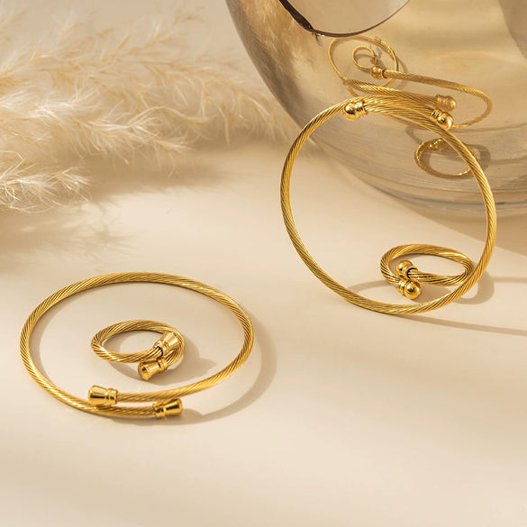 Wholesale Ladies Stainless Steel And Titanium Steel Electroplated 18K Gold Cable Fashion Bracelet With Personality Style