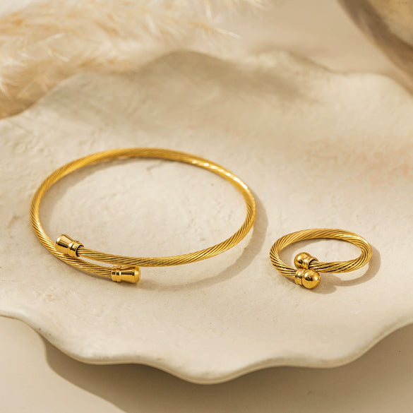 Wholesale Ladies Stainless Steel And Titanium Steel Electroplated 18K Gold Cable Fashion Bracelet With Personality Style