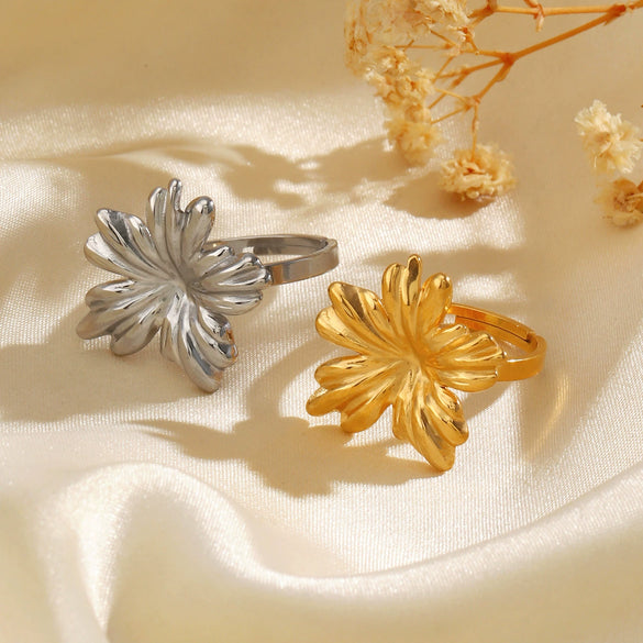 Wholesale Lady's Stainless Steel Geometric And Flower Style Ring With 18K Gold Plated Electroplating